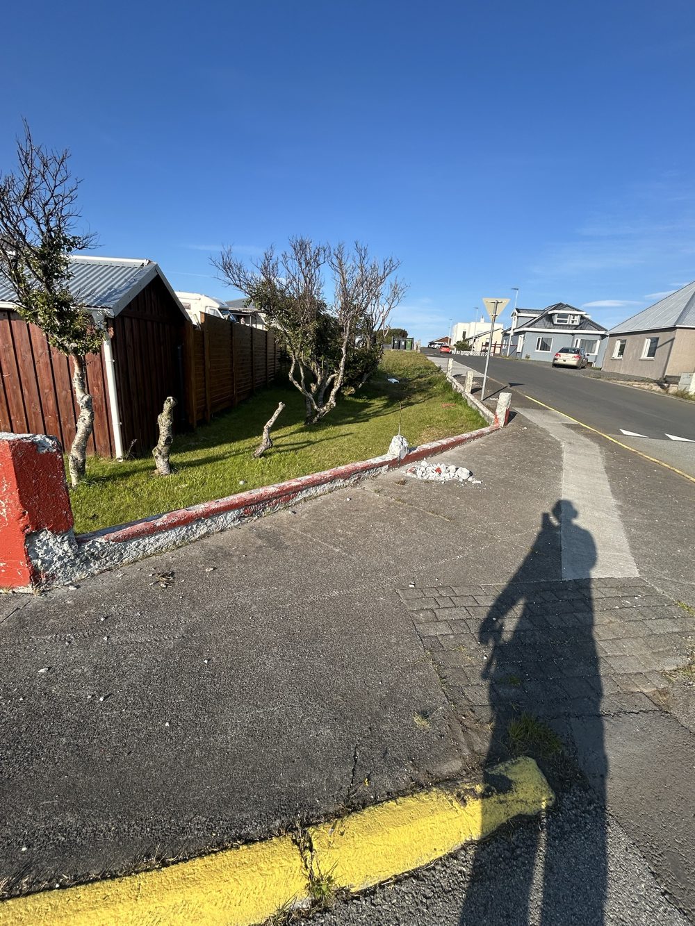 Gangstétt og lóðarmörk með gamalli, brotinni steinkant fyrir framkvæmdir